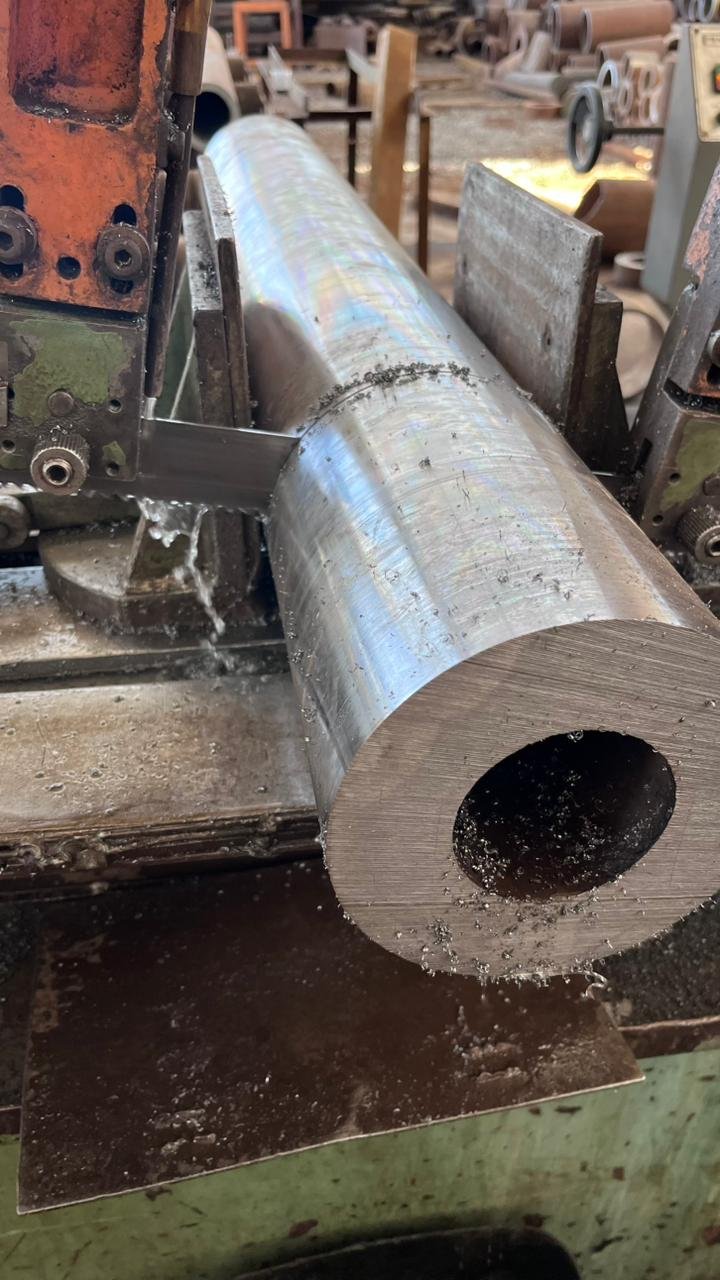 Foto do processo de corte da STEEL TUBOS